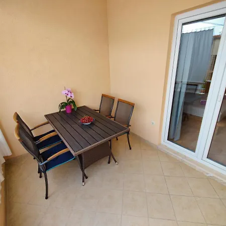 شقة Lovely 1 Bedroom For 3 With Free Parking ماكارسكا